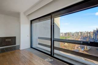 Dit aangename appartement met drie slaapkamers bevindt zich op de vierde verdieping van een gebouw op een uitzonderlijk centrale ligging, vlak aan...