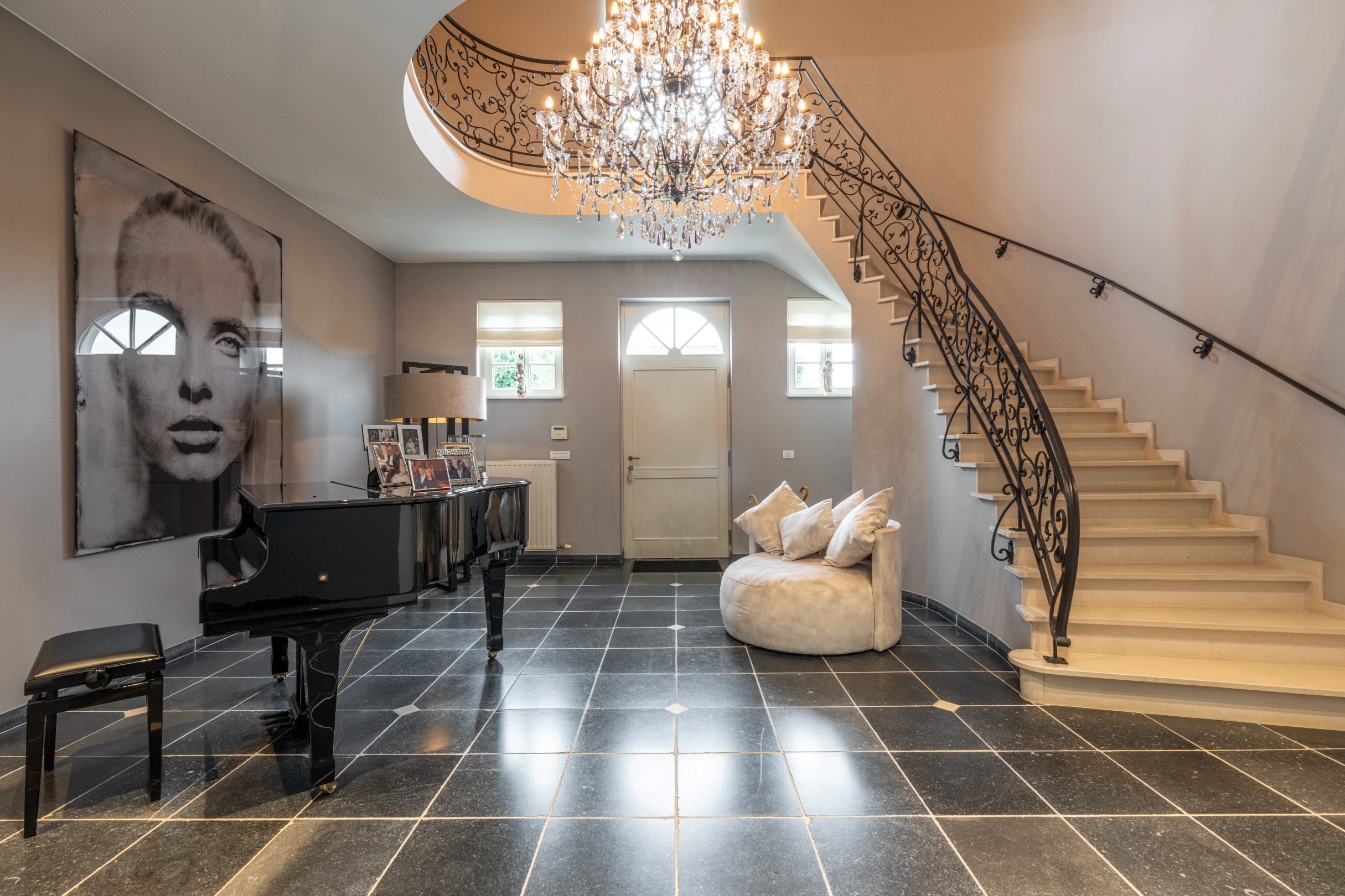 Luxurious manor with 4 bedrooms, 3 bathrooms, heated swimming pool, large outbuilding on approximately 2,673 m². - photo 5