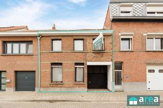 <p><span>Bent u op zoek naar een ruime, instapklare en volledig gerenoveerde gezinswoning met zwembad? Dan is deze woning zeker iets voor u! Deze prachtige woning is gelegen in de Goedetijdstraat te Hoboken en combineert ruimte, comfort en een uitstekende ligging. Met een bewoonbare oppervlakte van 157,6 m² op een perceel van 305 m² beschikt deze woning over maar liefst 5 slaapkamers, 2 badkamers, 2 woonkamers, een garage en een aangename buitenruimte met zwembad. Dankzij de centrale ligging bevinden winkels, scholen, openbaar vervoer en belangrijke invalswegen zich op korte afstand.</span></p><p><span>Grootste troeven:</span></p><ul><li><span>Volledig recent gerenoveerd</span></li><li><span>5 volwaardige slaapkamers</span></li><li><span>2 badkamers</span></li><li><span>2 ruime woonkamers</span></li><li><span>Zwembad aanwezig</span></li><li><span>Garage</span></li><li><span>Instapklare woning met veel mogelijkheden</span></li></ul><p><span>Indeling:</span></p><ul><li><span>GVL: Via de inkomhal betreden we de ruime eerste leefruimte met aansluitend een eetruimte en de volledig geïnstalleerde keuken. Verder beschikt het gelijkvloers over een tweede gezellige woonkamer, een tuin en het zwembad, een badkamer en toegang tot de garage.</span></li><li><span>V1: Op de eerste verdieping bevinden zich drie volwaardige slaapkamers en een moderne badkamer uitgerust met alle comfort.</span></li><li><span>V2: De bovenste verdieping biedt bijkomend 2 slaapkamers die perfect kunnen dienen als kinderkamer, bureau of hobbyruimte.</span></li></ul><p><span>Deze woning is ideaal voor grote gezinnen of voor wie op zoek is naar extra ruimte en comfort in een rustige maar centrale omgeving.</span></p><p><span>Voor meer informatie kan u terecht bij Area Partners: <span>Info@area.be</span></span><span> of 03/284.60.60</span></p>