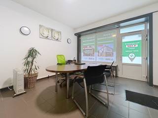 Gunstig gelegen commercieel pand te Mariakerke, Oostende <br /><br />Dit zeer goed gelegen handelspand biedt een waaier aan mogelijkheden. <br /><br />Op heden is het ingericht als een horeca etablissement maar er zijn dankzij de indeling en oppervlakte tal van mogelijkheden. <br /><br />Met een vloeroppervlakte van 120m² en een kelderruimte van 20m², heeft u hier een ruim pand. <br /><br />Hoewel het pand wat opfrissingswerken kan gebruiken, is de isolatie alvast onder handen genomen (recente verwarming op gas en nieuwe ramen). <br /><br />Uiteraard zijn er ook de nodige sanitaire aansluitingen aanwezig. <br /><br />Aarzel niet om contact op te nemen via Benjamin@immofrancois.be voor deze unieke kans in hartje Mariakerke. <br /><br />