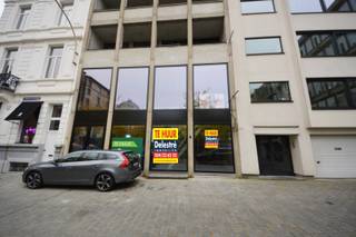 Dit commercieel gelijkvloers is uitstekend gelegen aan de bruisende Theodoor Van Rijswijckplaats, op wandelafstand van de gekende Nationalestraat en de Kammenstraat. Dankzij de recent vernieuwde etalage geniet het pand van een sterke zichtbaarheid en een hoge passage. Met een gelijkvloerse oppervlakte van ca. 251 m², aangevuld met een mezzanine van ca. 105 m², biedt dit pand heel wat mogelijkheden voor diverse handelsactiviteiten. In de onmiddellijke omgeving zijn tal van lokale en internationale retailers en horecazaken gevestigd, zoals ‘Sissy Boy’, ‘Bistro Theo’, ‘Renaissance’ en ‘American Vintage’. De maandelijkse huurprijs bedraagt 12.500 euro, waarbij de onroerende voorheffing ten laste is van de huurder. De eigenaar staat bovendien open voor een degelijk horecaconcept, wat dit pand extra interessant maakt.
Afzonderlijke inkom aan de straatzijde aanwezig. 