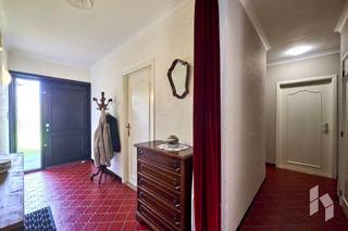 Goed gelegen, lichtrijke gelijkvloerse woning met 3 tot 4 slaapkamers op een perceel van 2314 m².<br /><br />Deze goed onderhouden levensloopbestendige woning is gelegen op een boogscheut van het centrum met alle faciliteiten vlakbij.<br />Bovendien is er ook een goede verbinding naar de invalswegen en vlakbij de N74 naar Nederland.<br />De ruime inpandige garage is in gebruik als berging en wasplaats maar kan perfect deels ingericht worden als 4de slaapkamer.<br />Tot rust kom je in de grote diepe tuin die achteraan eindigt aan de kabbelende dommel. Een eigen stukje natuur om ten volle van te genieten.<br />Verder is er nog een mooi aangelegd terras grenzend aan de woning alsook een carport.<br /><br /><strong>INDELING:</strong><br /><strong>Gelijkvloers: </strong>Inkomhal, bureau met ingemaakte kasten, leefruimte met zithoek en eethoek met zicht naar de tuin. Keuken met eethoek, inpandige garage met wasplaats en berging, nachthal, badkamer en drie slaapkamers.<br /><strong>Kelder: </strong>kelder en een kruipkelder aanwezig die geïsoleerd werd.<br /><br /><strong>BIJZONDERHEDEN:</strong><br />- Géén renovatieplicht;<br />- levensloopbestendig;<br />- prachtige, zuidelijk georiënteerde tuin;<br />- uitzonderlijk perceel; 2314 m²!