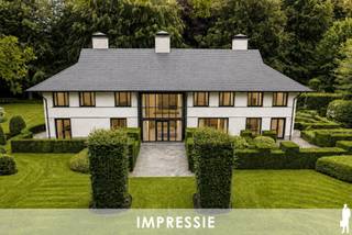 <strong>Exclusieve villa</strong> op toplocatie in <strong>Vriesdonk</strong>, gelegen op een perceel van ca. 6.411 m² met prachtig <strong>aangelegde parktuin</strong>.<br /><br />Deze <strong>uitzonderlijke villa</strong> bevindt zich in één van de <strong>meest gegeerde straten van Vriesdon</strong>k en geniet van een schitterende parktuin met vijver die <strong>volledige privacy</strong> garandeert. De woning verkeert in <strong>uitstekende staat van onderhoud</strong> en biedt royale leefruimtes, hoogwaardige afwerkingen en optimaal wooncomfort.<br /><br />Gelijkvloerse verdieping<br />- Via de imposante inkomhal op natuursteen, met een plafondhoogte van maar liefst 5 meter, betreedt u de woning. De hal beschikt over een vestiairekast, gastentoilet en een lift die alle niveaus verbindt (kelder tot eerste verdieping).<br />- De ruime leefruimte omvat een stijlvolle woonkamer van ca. 44 m² met gashaard en een aangename veranda/zithoek van ca. 28 m², beide met directe toegang tot de tuin. <br />- Aansluitend bevindt zich de elegante eetkamer van ca. 25 m².<br />- De royale <strong>leefkeuken </strong>van ca. 26 m² is uitgerust met kwalitatieve Miele-inbouwtoestellen, een gezellige ontbijthoek en biedt eveneens toegang tot het terras. <br />- Verder beschikt deze verdieping over een praktische bijkeuken van ca. 18 m² met wasvoorzieningen en een aparte dienstingang.<br />- Een absolute troef is het <strong>binnenzwembad </strong>van ca. 66 m², compleet met sauna, kleedruimte, douche en toilet. <br />- Daarnaast is er een vrijstaande dubbele garage van ca. 43 m², geschikt voor twee ruime wagens.<br /><br />Eerste verdieping:<br />- De ruime nachthal met ingemaakte kasten en apart nachttoilet geeft toegang tot de verschillende slaapvertrekken.<br />- De master suite bestaat uit een royale slaapkamer van ca. 26 m², een volledig ingerichte dressing en een luxueuze badkamer van ca. 13 m² met dubbele wastafel, inloopdouche en toilet.<br />- Verder zijn er drie ruime slaapkamers van respectievelijk ca. 18 m², 22 m² en 20 m², alsook een aparte douchekamer.<br />- Via een vaste trap bereikt u de zolderverdieping van ca. 84 m², die tal van mogelijkheden biedt.<br /><br />Troeven<br />- <strong>Topligging </strong>in één van de meest gezochte straten van Vriesdonk<br />- Perceel van ca. 6.411 m² met prachtig aangelegde parktuin en vijver<br />- Volledige privacy<br />- Binnenzwembad met sauna en wellnessgevoel<br />- <strong>Lift </strong>aanwezig<br />- <strong>Royale volumes en veel lichtinval</strong><br />- Uitstekend onderhouden villa<br />- Unieke residentiële ligging<br />- Airco in de slaapkamer(s)<br />- EPC B-label<br /><br />Stedenbouwkundige inlichtingen in aanvraag