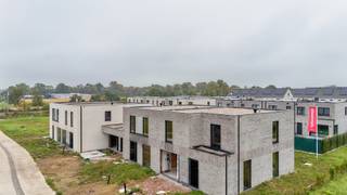 In de nieuwe verkaveling aan de Beekstraat – Begijnhofstraat in Astene bij Deinze bouwt Danneels deze moderne sleutel-op-de-deur woning met 4 slaapkamers en een garage op het lot 229. <br /><br />Deze BEN-woning wordt gebouwd met kwalitatieve en sterk isolerende materialen met het oog op een zo laag mogelijk energieverbruik voor verwarming, koeling en ventilatie. De woning wordt uitgerust met een geothermische warmtepomp, vloerverwarming, zonnepanelen en een ventilatiesysteem met warmterecuperatie.<br /><br />Danneels besteedt extra aandacht aan verfijning bij de architectuur en de afwerking, maar denkt ook aan een praktische indeling. Een open en lichtrijke woonkamer, een volledig ingerichte keuken, een handige bureauruimte of speelhoekje voor de kinderen, 4 slaapkamers met rechte muren en een complete badkamer. De woning heeft verder nog een leuke tuin met gezellig terras en een garage.<br /><br />In onze totaalprijs zijn mooie budgetten voorzien voor de keuken, badkamer, vloertegels, … van jouw keuze. Ook de aanleg van jouw oprit en het terras zijn inbegrepen. 