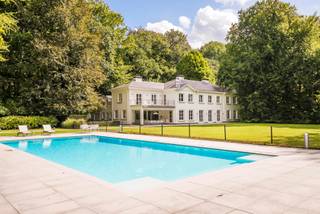 Ruime karaktervolle villa op toplocatie
Ruime karaktervolle villa op prachtig perceel in fel begeerde laan vlakbij het centrum van Kapellen. Volledig gerenoveerd in 2014 met zeer hoogwaardige materialen, gunstig EPC en als volgt ingedeeld: We betreden de woning in de inkomhal op composieten tegelvloer voorzien van gastentoilet met handenwasser en ingemaakte vestiaire kasten. Enerzijds gezellig kantoor op parket. Anderzijds toegang tot de ruime leefruimte op parket die is ingedeeld in een gezellige zithoek met gashaard en een aparte eetkamer. Grote raampartijen geven zicht op tuin en terras. Naast de zithoek nog een gezellige tv-kamer op parket. Hiernaast een ruime open leef keuken in prachtige lichte marmer afgewerkt. Volledig ingericht en voorzien van alle toestellen (Gaggenau). Met gezellige ontbijthoek en zicht op de prachtige tuin en terras. Doorgang naar de praktische bijkeuken/wasplaats met nog een extra wc en handenwasser. Toegang tot de dubbele garage met automatische poorten vooraan en schuifpoort achteraan. Boven de garage en wasplaats is een zeer praktisch en ruim gasten appartement/conciërgerie ondergebracht als volgt ingedeeld: Aparte traphal in boekvorm en in dezelfde marmer. Ingerichte keuken en tevens wasplaats. Praktische en ruime badkamer met inloopdouche, dubbele wastafel en wc. Ruime slaapkamer op parket. Mogelijkheid tot kangoeroe wonen of kantoor.
Via de composieten, moderne trap in de inkomhal toegang tot de eerste verdieping als volgt ingedeeld: Overloop op brede parket. Ruime hoofdslaapkamer op parket. Met terras (20m²) Ensuite ruime hoofd badkamer met ligbad, inloop/regendouche, wc. Aan de andere kant een zeer ruime en ingemaakte inloopdressing op parket. 2e slaapkamer op parket met ingemaakte kasten en ensuite badkamer met bad , wc en enkele lavabo. 3e slaapkamer op parket met ingemaakte kasten. 4e slaapkamer op parket met ingemaakte kasten en ensuite badkamer met dubbele lavabo, wc en inloop douche.