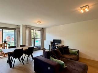 <p><span>DESTELBERGEN </span><span>- Vous recherchez un appartement moderne À LOUER dans le centre de Destelbergen ?<br />Alors cet appartement pourrait vous intéresser.</span></p><p><span>Ses principaux atouts en bref : </span></p><ul><li><span>Appartement moderne</span></li><li><span>Exposé sud, grande terrasse</span></li><li><span>Situé dans le village de Destelbergen, à proximité des commerces, des transports en commun et des loisirs</span></li><li><span>Situé à proximité de la bretelle d'accès et de sortie de la R4, ainsi que de l'échangeur entre l'E40 et l'E17</span></li><li><span>Économe en énergie (EPC A)</span></li></ul><p><span>Voici à quoi ressemble l'appartement :</span><span><br />Depuis le vaste hall d'entrée, vous accédez au salon lumineux avec cuisine ouverte et équipée. À côté se trouve un débarras pratique avec un raccordement pour une machine à laver.<br />L'appartement dispose également de deux chambres spacieuses, d'une salle de bains, de toilettes séparées et d'une grande terrasse exposée plein sud.<br />L'appartement est situé au premier étage de l'immeuble. Il n'y a pas d'ascenseur.</span></p><p><span>Important :</span><span><br />Disponible à partir du : 1/09/2026 (date flexible)<br />PEP : 84 kWh (A)<br />Loyer : 1 000 euros/mois</span></p><p><span>Pour organiser une visite sur place, n’oubliez pas de remplir votre profil de locataire sur notre site web.</span></p>