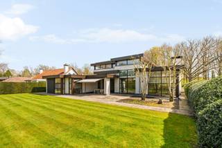 Prachtige moderne villa in landelijke en residentiële omgeving te Achel op perceel van 1.240 m² met mooi aangelegde tuin rondom. Gezellige,...