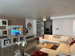Instapklare gerenoveerde woning op toplocatie in Roeselare<br />Volledig gerenoveerd in 2011, met een bewoonbare oppervlakte van 254 m² op een perceel van 290 m². Op wandelafstand van het stadscentrum van Roeselare en vlakbij het Sint-Sebastiaanspark.<br /><br />Ligging<br />Toplocatie in de Diksmuidsesteenweg. Het bruisende centrum van Roeselare met winkels, horeca en voorzieningen ligt op wandelafstand. Het groene Sint-Sebastiaanspark vind je in de buurt voor een ontspannen wandeling of sportieve uitloop. Vlotte verbinding met de invalswegen.<br /><br />Indeling<br />Gelijkvloers: inkomhal, inpandige garage met automatische poort, lichtrijke leefruimte met zithoek en moderne keuken met centraal eiland en kwalitatieve inbouwapparatuur. Toegang tot het achterliggende terras.<br />Eerste verdieping: twee ruime slaapkamers en een badkamer met ligbad.<br />Tweede verdieping: derde slaapkamer met veel natuurlijk lichtinval dankzij de dakvensters.<br />Zolder: extra ruimte met de mogelijkheid om in te richten als vierde slaapkamer, bureau of hobbyruimte.<br /><br />Troeven<br />Volledig gerenoveerd in 2011, instapklaar<br />EPC-label B (186 kWh/m²jaar)<br />Gasverwarming<br />Inpandige garage<br />Aangenaam terras achteraan<br />Toplocatie op wandelafstand van centrum en park<br />Uitbreidbaar tot 4 slaapkamers dankzij inrichtbare zolder<br /><br />Interesse? Contacteer ons voor een bezoek ter plaatse.<br />0486937382 - 0486827670