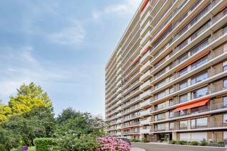 <p>immo DAVID stelt u dit ruime 3-slaapkamerappartement met garage voor, gelegen op een toplocatie. Via de inkomhal komt u in de lichtrijke leefruimte met aansluitend de gesloten keuken. Zowel vanuit de living als de keuken heeft u toegang tot het zuidgerichte terras, uitgerust met een zonneluifel, waar u geniet van een prachtig uitzicht, onder meer op het Atomium. Verder beschikt het appartement over een apart gastentoilet en een praktische wasberging. De drie slaapkamers van 13 m², 11 m² en 9 m² bieden alle comfort. De grootste slaapkamer geeft rechtstreeks toegang tot de badkamer, terwijl één van de andere slaapkamers over een eigen douchekamer beschikt. Deze twee slaapkamers geven bovendien uit op een tweede terras, waar u heerlijk kunt genieten van de ochtendzon. Een ruime privatieve garagebox in het gebouw en een aparte kelderberging zijn inbegrepen. Het gebouw is uitstekend onderhouden en voorzien van een videofoon, automatische toegangspoort, camerabewaking en een lift, wat zorgt voor extra comfort en veiligheid. Uitstekend EPC D= geen renovatieplicht.Dankzij de uitstekende ligging bevindt u zich vlak bij winkels, waaronder een Carrefour, openbaar vervoer, de Ring, de A12, het centrum van Strombeek, Brussel en tal van sport- en ontspanningsmogelijkheden. Een ideale woonst voor wie ruimte, comfort en een uitstekende bereikbaarheid weet te waarderen.</p>