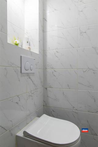 WILRIJK | GERENOVEERD APPARTEMENT MET TWEE RUIME SLAAPKAMERS EN TERRAS | GELEGEN OP DE TWEEDE VERDIEPING| EPC C |Indeling als volgt: inkomhal - apart...