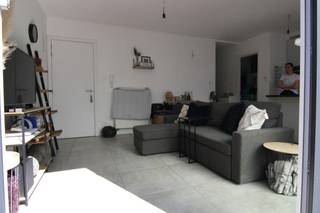Dit energiezuinige appartement van 55m² is gelegen in de Luizenpoort op nog geen 30 meter van de Grote Markt van Turnhout en maakt deel uit van een gebouw met 4 appartementen. 

De straat is doodlopend en is dus zeer rustig en verkeersluw. Bij het binnenkomen van het appartement (2de verdieping) komen we in de leefruimte met open keuken die rechtstreeks uitgeeft op het ZUID GEORIËNTEERD terras van 6m². De badkamer is voorzien van inloopdouche, toilet en lavabo. Ruime slaapkamer. Ideaal voor de jonge starter of als investering. Staanplaats verplicht bij aan te kopen aan 24.000 euro. Momenteel is het appartement met staanplaats verhuurd. Neem contact op voor meer informatie of een bezichtiging! Vermelde afmetingen/oppervlakten zijn indicatief. Oppervlakten conform EPC.