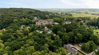 MAISON DE CHARME, dans une rue en cul-de-sac au bord de la FORÊT DU KLUIS! Entièrement ENTOURÉE DE VERDURE !Vendue en état casco (déjà partiellement...