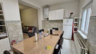 <p><span>Dit gebouw is onderverdeeld in 4 appartementen, eentje per verdieping. Het omvat telkens een leefruimte met een slaapkamer, keuken en badkamer. Alle appartementen zijn verhuurd. Dak en achtergevel werden vernieuwd en geïsoleerd, pvc ramen met dubbele beglazing zijn van 2002. Gasinstallatie met Vaillant ketels en radiatoren, water en elektriciteit zijn apart. Epc attesten: C, B, C, D en gd. Volledig asbestvrij. Het statusrapport van vermoeden van vergunning geeft aan dat het bestaande aantal woonentiteiten (4) voldoende is bewezen.</span></p>