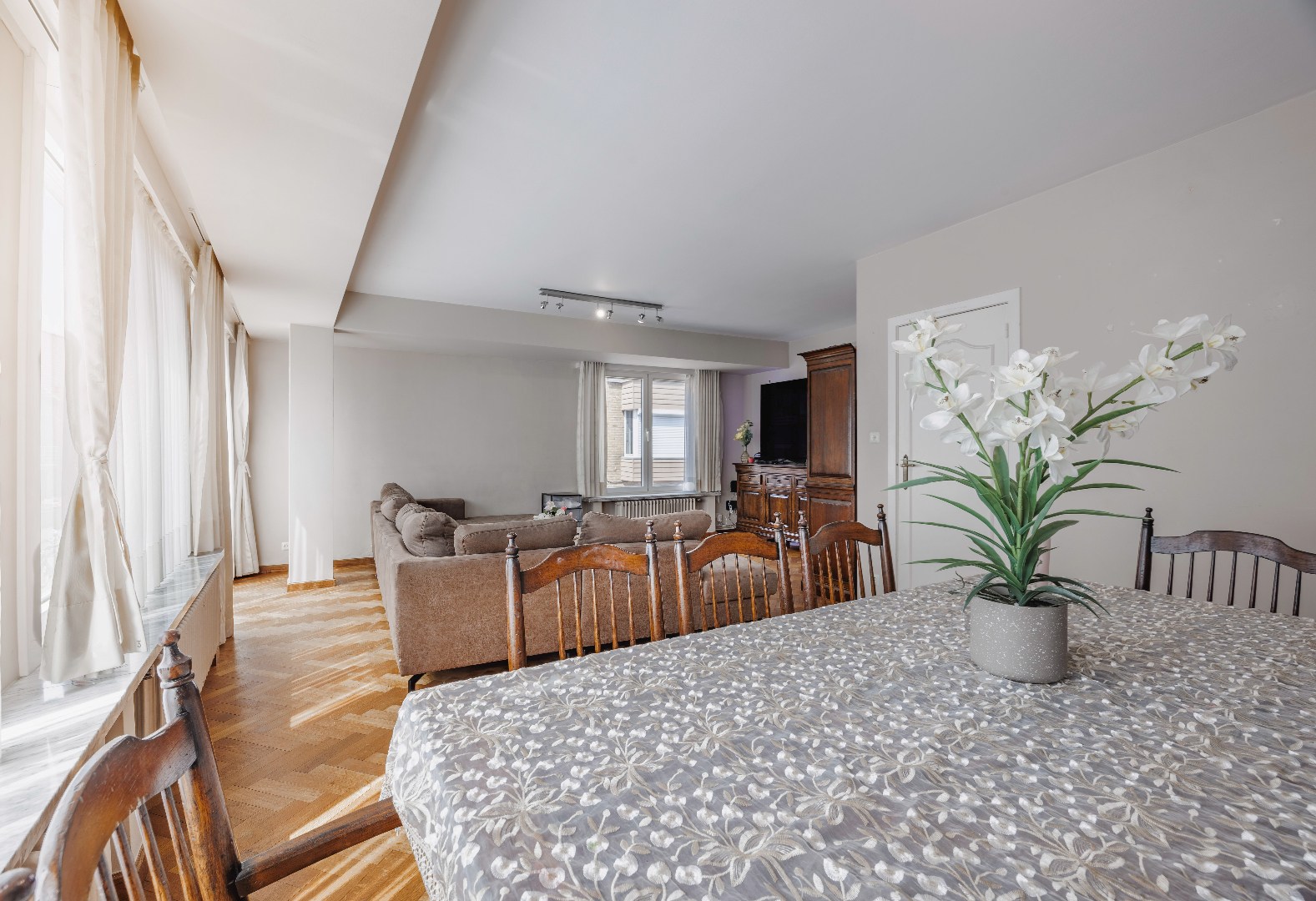 Ready-to-move-in, light-filled split-level house with spacious garage and terrace in a central location. - photo 5