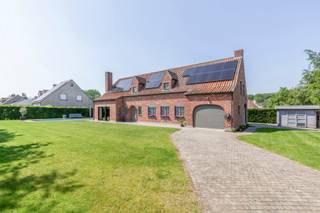 Deze ruime, instapklare woning is gelegen in een rustige doodlopende straat in een gegeerde residentiële buurt, op wandelafstand van het...