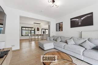 <p><span>Maison individuelle rénovée avec 4 chambres et jardin agréable à vendre à Walshoutem</span></p><p><span>Cette belle maison individuelle des années 60 a fait l'objet d'une rénovation complète et qualitative en 2024, avec un confort et un espace contemporains. Située le long de la Steenweg op Sint-Truiden à Walshoutem (Landen), vous bénéficierez d'une excellente accessibilité avec un accès facile à l'E40 et aux villes environnantes telles que Landen, Hannuit, Gingelom et Sint-Truiden. De plus, le centre commercial de Landen n'est qu'à 3 km et un arrêt de bus est accessible à pied.</span></p><p><span>En entrant dans la propriété, vous pénétrez dans un hall d'entrée particulièrement spacieux qui donne immédiatement le ton pour le reste de la maison. L'espace de vie lumineux est relié de manière transparente à la cuisine moderne et ouverte, qui est équipée d'un généreux îlot de cuisine. Cet îlot se prolonge élégamment dans la salle à manger, qui peut accueillir jusqu'à huit personnes, ce qui est idéal pour les dîners conviviaux et les réceptions.</span></p><p><span>La véranda adjacente est dotée d'un charmant coin pour le petit-déjeuner et offre une vue magnifique sur le jardin. Au rez-de-chaussée, vous trouverez également des toilettes pour les invités et une pièce de rangement pratique. Par la véranda, vous pouvez accéder au sous-sol, où vous trouverez une salle de stockage spacieuse, le garage avec portail électrique et la buanderie.</span></p><p><span>Au premier étage, il y a deux chambres spacieuses, complétées par une pièce supplémentaire qui pourrait parfaitement servir de bureau, de dressing ou de chambre d'amis. La salle de bains est déjà aménagée, mais demande à être finalisée selon vos goûts.</span></p><p><span>Le deuxième étage, entièrement rénové, offre de l'espace pour deux chambres supplémentaires, ce qui rend cette propriété particulièrement adaptée aux grandes familles ou à ceux qui veulent plus d'espace.</span></p><p><span>À l'extérieur, vous profiterez d'une terrasse spacieuse et d'un jardin accueillant, idéal pour se détendre ou profiter du plein air.</span></p><p><span>Caractéristiques de cette propriété :</span></p><ul><li><span>Entièrement rénovée en 2024 </span></li><li><span>Maison indépendante avec beaucoup d'espace et de lumière </span></li><li><span>Quatre chambres à coucher de taille normale + une pièce multifonctionnelle supplémentaire </span></li><li><span>Cuisine ouverte moderne avec grand îlot de cuisine </span></li><li><span>Véranda avec vue sur le jardin et coin petit-déjeuner confortable </span></li><li><span>Sous-sol avec garage, buanderie et grande pièce de rangement </span></li><li><span>Salle de bains à finir selon les goûts personnels </span></li><li><span>Grenier entièrement aménagé </span></li><li><span>Terrasse spacieuse et jardin agréable </span></li><li><span>Excellente situation à proximité de l'E40 et du centre de Landen </span></li><li><span>Arrêt de bus à distance de marche </span></li></ul><p><span> </span></p><p><span>Vous êtes à la recherche d'une maison spacieuse, clé en main, avec des finitions modernes et un excellent emplacement ? Contactez-nous dès aujourd'hui pour une visite et laissez-vous surprendre par cette propriété unique !</span></p><p><span> </span></p>