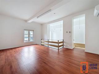 Ontdek deze charmante en zeer ruime duplex studio in het hart van Brussel, met een bewoonbare oppervlakte van 76m². Dit stijlvolle appartement beschikt over één ruime slaapkamer en een moderne badkamer, ideaal voor een comfortabel stadsleven. De open keuken is voorzien van strakke, witte kasten en moderne apparatuur.De leefruimte biedt voldoende ruimte voor ontspanning. De slaapkamer, badkamer en berging bevinden zich op de onderste verdieping van de duplex. De badkamer is uitgerust met een inloopdouche en eigentijdse afwerkingen, waardoor een luxueuze uitstraling wordt gecreëerd. Extra opbergruimte is beschikbaar, wat het leven in de stad nog eenvoudiger maakt.Uniek aan deze woning is de toegang tot een ruim gemeenschappelijk dakterras, ideaal voor zomerse avonden en het ontvangen van gasten, met uitzicht op de dynamische skyline van Brussel. Ook zijn er gemeenschappelijke co-working ruimtes, gemeenschappelijke keuken en gemeenschappelijke wasmachines.Dit appartement combineert comfort en stijl op een gunstige locatie in de stad, waardoor het een fantastische gelegenheid is voor zowel eigenaren, studenten als investeerders. Mis deze kans niet om uw eigen plek te creëren in het levendige hart van Brussel.