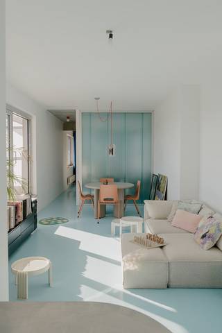 Cosy penthouse op de 18e verdieping met terras en panoramisch uitzicht.<br /><br />Op de 18e en bovenste verdieping vind je dit volledig gerenoveerde appartement van 60m² met een terras van ca. 15 m². Dankzij de grote ramen over de volledige lengte, het open uitzicht en de vele lichtinval voelt het appartement verrassend ruim aan.<br /><br />Het appartement werd recent volledig gerenoveerd en is nog steeds zo goed als nieuw en volledig instapklaar. De blauwe gietvloer loopt doorheen de woning en de open, volledig geïnstalleerde keuken sluit mooi aan op de woon- en eetruimte. De keuken beschikt onder andere over een inductiekookplaat, koelkast en ingebouwde combioven. <br /><br />Verder is er een ruime aparte slaapkamer, een badkamer met inloopdouche, een apart toilet en een handige bergruimte met aansluiting voor de wasmachine.<br /><br />Het terras met ochtendzon en uitzicht over Deurne en het Rivierenhof is een echte troef: perfect voor koffie in de ochtendzon, maar ruim genoeg voor een tafel en een gezellige apéro buiten.<br /><br />Door zijn indeling en oppervlakte is het appartement ideaal voor een alleenstaande of een startend koppel, maar ook interessant als opbrengsteigendom.<br /><br />Extra troef is de toekomstige ontwikkeling van de buurt: met de overkapping van de Antwerpse Ring en de aanleg van het Ringpark Het Schijn vlak voor de deur krijgt de omgeving de komende jaren een heel nieuw karakter.<br /><br />Momenteel is het appartement verhuurd. De huurovereenkomst loopt tot en met 1 maart, met mogelijkheid tot verlenging in onderling overleg.<br /><br />KIJKDAGEN:<br />Maandag 21 september & donderdag 1 oktober<br /><br />MEER INFO:<br />turnhoutsebaan461@gmail.com<br />