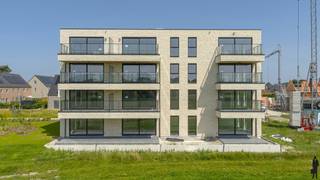 <strong>Welkom aan het nieuwe klokbekererf in Oud-Turnhout: Een nieuwe en doodlopende verkaveling in Oosthoven, grenzend aan uitgestrekte velden. Hier bent u verzekerd van een blijvend, groen en landelijk uitzicht en tegelijkertijd een uitstekende verbinding naar het centrum van Turnhout, Oud-Turnhout en Oosthoven. Langs de achterzijde een vergezicht over de agrarische gebieden tot aan de Turnhoutse Turnova Toren, en langs de voorzijde uitzicht over een groenzone met wadi. Parkeren gebeurt ondergronds, en de verkaveling heeft geen doorgaand verkeer, waardoor u hier geniet van ultieme rust, privacy en ideale zonoriëntaties. Wij bekijken met veel plezier welk appartement ideaal voor u kan zijn, en leiden u graag ter plaatse rond in het modelappartement. </strong><br /><br /><span>Appartement B 0.2</span><br />Dit appartement is 100,2m² groot + 15,8m² terras en kent volgende indeling: Inkomhal met gastentoilet en vestiaire. 2 slaapkamers met uitzicht op de velden. De badkamer biedt plaats aan een ligbad, dubbele wastafel en inloopdouche. De leefruimte is opgedeeld in een zithoek, eetkamer en leefkeuken, met aansluitende berging / wasplaats. Een grote schuifraam geeft toegang tot het schitterende terras, met ideale west oriëntatie en naadloos overlopend in het groen en de achterliggende velden.<br /><br /><span>Aanbod</span><br />Deze kleinschalige residentie bestaat uit slechts 12 appartementen, met ideale oppervlaktes van 100 m² tot 112 m², allen voorzien van 2 of 3 slaapkamers. Alle terrassen bevinden zich aan de achterzijde, en hebben allemaal hetzelfde schitterende uitzicht en oppervlaktes tot 16m². Sommige appartementen hebben bijkomend nog een 2e terras aan de voorkant. Parkeren gebeurt ondergronds, waar u een ruime keuze heeft uit garages of staanplaatsen met achterliggende (fietsen)berging. De lift bedient uiteraard alle verdiepingen. <br /><br /><span>Technieken</span><br />Hier koopt u een echt "BEN" (Bijna Energie Neutraal) appartement dankzij de nieuwste technieken (individuele warmtepomp,een eigen installatie zonnepanelen van 2.000 Wp, vloerverwarming, ventilatie C, en doorgedreven isolatie (11cm in de vloer, 14cm in de buitenmuur, ...). Dit in combinatie met een tijdloos ontwerp op een toplocatie In Oud-Turnhout, zorgt hier voor een zorgeloze investering in een appartement dat klaar is voor de toekomst. <br /><br /><span>Prijzen</span><br />Prijzen starten vanaf 274.579 EUR voor een appartement van 100 m² met een terras van 15,8 m², exclusief aankoopkosten (BTW &amp; registratierechten). Staanplaatsen met eigen berging of garages zijn te koop vanaf 27.000 EUR, exclusief aankoopkosten. Wij bezorgen u graag een gedetailleerde prijsberekening. <br /><br /><span>Wie is de projectontwikkelaar?<br /></span>Deze nieuwe appartementen zijn een realisatie van RDK (Rik De Keyser), een gevestigd familiebedrijf met meer dan 50 jaar ervaring in het bouwen van duurzame nieuwbouwprojecten. RDK wordt gewaardeerd voor hun degelijke constructie en verfijnde, eigentijdse afwerking. Zij beheren zelf het volledige bouwproces, van ontwerp, tot uitvoering, afwerking en tot slot de oplevering van uw woning. <br /><br />Het ontwerp is naar de hand van TRIAS architecten. Zij hebben bijzonder veel aandacht geschonken aan woonkwaliteit. Zo hebben alle<br />appartementen een ruime, lichte woonkamer met open keuken. Hierbij staan de leefruimtes in direct contact met de terrassen<br /><br /><strong>Aarzel niet om ons te contacteren voor meer informatie over de plannen, het lastenboek of voor een prijsberekening op maat. </strong><br /><strong>Een bezoek op de werf is reeds mogelijk, dus wij leiden u vanzelfsprekend met veel plezier ter plaatse rond in het modelappartement! </strong>