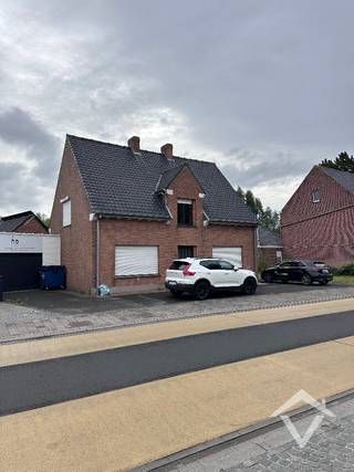 Deze alleenstaande woning bestaat uit: inkomhal - toilet - keuken - berging - wasplaats - living - oprit - carport - terras - tuin - extra bergruimte - buitentoilet - nachthal - toilet bovenverdieping - badkamer - 3 slaapkamers. <br /><br />De woning is voorzien van 12 zonnepanelen. <br /><br />Huurprijs woning 950 €/mnd. <br />EPC-Label C