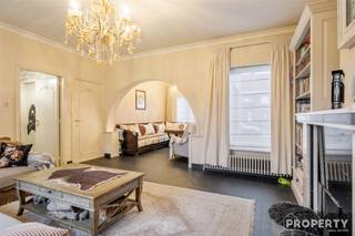 In een rustige woonstraat in Beveren-Leie bevindt zich deze ruime woning op een perceel van 676 m². De buurt is residentieel en aangenaam, met...