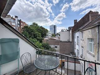 <strong>ELSENE : Vlak bij de vijvers van Elsene en alle openbaarvervoersverbindingen, mooie duplexwoning met 1 slaapkamer en een terras van ±48 m², gelegen op de 3e verdieping zonder lift. De indeling is als volgt: inkomhal, woonkamer ±18 m², ingerichte keuken (oven, kookplaten, afzuigkap, koelkast), terras op het zuidwesten. Op de bovenverdieping: slaapkamer van ±11 m² met inbouwkasten. Kosten: 50 €/maand, inclusief gemeenschappelijke kosten, koud water en een aansprakelijkheidsverzekering. EPC G. Beschikbaar vanaf 01/11/2026.</strong><br /><br /><span>Op de 3e verdieping zonder lift:</span><br />- Entreehal <br />- Woonkamer ±18 m²<br />- Ingerichte keuken (oven, kookplaten, afzuigkap, koelkast) <br />- Terras op het zuidwesten<br />- Slaapkamer ±11 m² met inbouwkasten