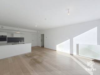 <p><b><span>ETTERBEEK – </span></b><span>Ideaal gelegen nabij het Jubelpark, het Jourdanplein en de Europese instellingen, op een steenworp van winkels en openbaar vervoer, ruim appartement van ±128m² bewoonbare oppervlakte gelegen op de 2e verdieping. Het appartement bestaat uit een inkomhal met apart toilet en inbouwkast, een zeer ruime en lichte woonkamer van ±35,5m² die toegang biedt tot een eerste zuid-georiënteerd terras van ±9m², en een open ingerichte leefkeuken (oven, kookplaat, dampkap, koelkast/vriezer, vaatwasser), een nachthal met apart toilet, een eerste slaapkamer van ±14m² met ensuite douchekamer (douche, wastafel) en toegang tot een terras van ±8,5m², twee andere mooie slaapkamers van ±12,5m² en ±9,5m² die eveneens toegang hebben tot het terras van ±8,5m², een bureau van ±8,5m², een badkamer (bad, wastafel) en een technische ruimte met aansluiting voor wasmachine. Kelder en parking inbegrepen in de huurprijs. Vaste lasten van € 150/maand (gemeenschappelijke delen). EPC C! Onmiddellijk vrij. Afmetingen worden ter indicatie gegeven.</span></p>
<p><b><span> </span></b></p>
<p><u><span>Op de 2e verdieping:</span></u></p>
<ul>
<li><span>Inkomhal met apart toilet en inbouwkast</span></li>
<li><span>Woonkamer van ±35,5m² (4,5 x 7,8) met zuid-georiënteerd terras van ±9m²</span></li>
<li><span>Open leefkeuken (oven, kookplaat, dampkap, koelkast/vriezer, vaatwasser)</span></li>
<li>Nachthal met apart toilet</li>
<li><span>Slaapkamer van ±14m² (3,43 x 4,07) met ensuite douchekamer (douche, wastafel) en toegang tot terras van ±8,5m²</span></li>
<li><span>Slaapkamer van ±12,5m² (4,04 x 3,05) met toegang tot terras van ±8,5m²</span></li>
<li><span>Slaapkamer van ±9,5m² (2,71 x 3,45) met toegang tot terras van ±8,5m²</span></li>
<li>Bureau van ±8,5m² (2,9 x 5,9)</li>
<li>Badkamer (bad, wastafel)</li>
<li><span>Technische ruimte met aansluiting voor wasmachine</span></li>
</ul>
<p><span> </span></p>
<p><span>Kelder nr. C13</span></p>
<p><span>Parking nr. 17 inbegrepen in de huurprijs</span></p>
<p><span> </span></p>
<p><span>EPC C.</span></p>
<p></p>