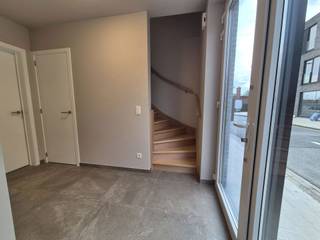 <p>Op zoek naar een ruime, energiezuinige nieuwbouwwoning op een toplocatie? Deze prachtige rijwoning in het centrum van Aalter combineert hedendaags wooncomfort met een uitstekende ligging, op een boogscheut van het station en alle belangrijke voorzieningen.</p>
<p></p>
<p>De woning wordt voor het eerst in gebruik genomen, is volledig geschilderd en dus volledig instapklaar. Met maar liefst 4 slaapkamers biedt ze alle ruimte voor een gezin, thuiswerk of een extra hobbykamer.</p>
<p></p>
<p>De badkamer is uitgerust met zowel een ligbad als een douche en een dubbel lavabomeubel. Ook aan praktische opbergruimte is geen gebrek, dankzij de aanwezigheid van 3 aparte bergingen (waarvan sommigen voorzien van technieken) en een tuinhuis in de tuin.</p>
<p></p>
<p>Buiten geniet je van een aangenaam terras en een tuin die momenteel nog wordt aangelegd. De tuin wordt door de eigenaar volledig afgewerkt opgeleverd. Bovendien beschikt de woning over een overdekte autostaanplaats aan de woning, geschikt voor één voertuig.</p>
<p></p>
<p>Ook op energetisch vlak scoort deze nieuwbouwwoning uitstekend. Dankzij de combinatie van vloerverwarming met een warmtepomp en zonnepanelen beschikt de woning over een EPC-label A+, wat bijdraagt aan een energiezuinig en comfortabel woonklimaat.</p>
<p></p>
<p>Troeven op een rij:</p>
<ul>
<li>Nieuwbouwwoning – eerste ingebruikname</li>
<li>Centrale ligging in Aalter, vlak bij het station</li>
<li>4 volwaardige slaapkamers</li>
<li>Badkamer met ligbad, douche en dubbel lavabomeubel</li>
<li>3 bergingen en een tuinhuis</li>
<li>Aangenaam terras en tuin, volledig afgewerkt bij oplevering</li>
<li>Overdekte autostaanplaats voor 1 voertuig</li>
<li>Vloerverwarming met geothermische warmtepomp en zonnepanelen</li>
<li>EPC-label A+ (-1 kWh/m²)</li>
<li>Volledig geschilderd en instapklaar</li>
<li>Onmiddellijk beschikbaar</li>
</ul>
<p></p>
<p>Huurprijs: € 1.250 per maand</p>
<p></p>
<p>Een ideale woning voor wie op zoek is naar ruimte, comfort en energiezuinig wonen op een centrale locatie in Aalter.</p>
<p></p>
<p><em>Opmerking bij de foto's: de buitenfoto's werden bewerkt met behulp van AI om een beeld te geven van het beoogde eindresultaat. De tuin is momenteel nog in aanleg en wordt door de eigenaar volledig afgewerkt opgeleverd.</em></p>