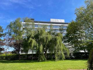 Op zoek naar een lichtrijk appartement met prachtig uitzicht én topligging? Dit appartement op de 8ste verdieping biedt u een uniek panoramisch zicht en een uitstekende energieprestatie (EPC A). Interesse? Contacteer Anne-Leen voor een bezoek: 0495/138.111<br /><br />Indeling: Inkomhal, lichtrijke leefruimte met open zicht, geïnstalleerde keuken, 1 slaapkamer, badkamer en praktische berging.<br /><br />Troeven:<br />✔ Ruim terras met panoramisch uitzicht<br />✔ Zeer energiezuinig (EPC A)<br />✔ Gevel, ramen en terrassen reeds vernieuwd<br />✔ Privatieve kelderberging<br />✔ Afgesloten fietsenparking<br />✔ Op te frissen naar eigen smaak<br /><br />Dit appartement combineert licht, uitzicht en energiezuinig wonen met de mogelijkheid om het naar uw eigen stijl in te richten. Ideaal als investering of eigen bewoning.<br /><br />Op een toplocatie nabij Gasthuisberg en Imec. Interesse? Contacteer Anne-Leen voor een bezoek: 0495/138.111