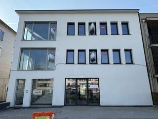 Volledig gerenoveerd en energiezuinig appartement met terras op centrale ligging. Gelegen op wandelafstand van winkels, openbaar vervoer. E-peil:...