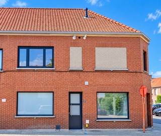 Dit aantrekkelijk en smaakvol gerenoveerd dakappartement combineert hedendaags wooncomfort met een uitstekende centrale ligging. Dankzij de nabijheid van winkels, scholen, openbaar vervoer en belangrijke invalswegen geniet u hier van een optimale bereikbaarheid en alle dagelijkse voorzieningen binnen handbereik.

Het appartement werd met oog voor detail gerenoveerd en is voorzien van alle moderne comfort. De verzorgde afwerking en aangename woonomgeving zorgen voor een eigentijdse en gezellige thuis waar het heerlijk vertoeven is.

De indeling is als volgt: een inkomhal, een toilet, ruime leefruimte met veel lichtinval met open keuken, twee slaapkamers, een badkamer en een berging.

Beneden vindt u de gemeenschappelijke fietsenberging.

Het appartement is instap klaar en is volledig geschilderd.

Een instapklaar dakappartement dat comfort, stijl en een gunstige ligging moeiteloos combineert. Ideaal voor wie zorgeloos wil wonen op een centrale locatie!

Interesse in dit lichtrijk appartement? Maak uw afspraak via www.vastgoedunicum.be of stuur een e-mail naar verhuur@vastgoedunicum.be
