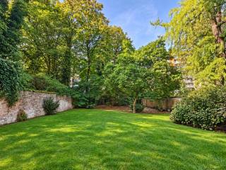 <p><strong><span>Villa-appartement met privatieve stadstuin en eigen wellnessruimte</span></strong></p>
<p><span>Thuiskomen in alle rust, op een steenworp van het stadsleven: dat is de bijzondere combinatie die dit villa-appartement biedt. Het ligt in een residentiële buurt nabij Brouwerij De Koninck, het Koning Albertpark en het Harmoniepark, met winkels, openbaar vervoer en belangrijke invalswegen vlakbij.</span></p>
<p><span>De stijlvolle inkomhal, met vestiaire en gastentoilet, leidt naar een royale leefruimte met parketvloer en open haard. Dankzij de uitzonderlijke gevelbreedte en de grote ramen krijgt de ruimte volop licht en kijkt u uit op de privatieve stadstuin. Er is plaats voor een ruime eettafel, verschillende zithoeken en een bureauhoek ,die naar wens kunnen worden ingericht.</span></p>
<p><span>Ook de keuken nodigt uit om samen te komen. Rond het kookeiland met inox werkblad is er ruimte om te koken en bij te praten; in de ontbijthoek begint u rustig aan de dag. De keuken beschikt over veel opbergruimte en Smeg-toestellen, waaronder een vijfpitsgasfornuis, grill, friteuse, oven, stoomoven, microgolfoven, vaatwasser, koelkast en diepvries.</span></p>
<p><span>Via de nachthal bereikt u drie ruime slaapkamers op parket. De masterbedroom heeft een ensuite walk-in dressing en een badkamer met ligbad, inloopregendouche en dubbele wastafel. De twee andere slaapkamers delen een tweede badkamer met inloopregendouche, wastafel en toilet.</span></p>
<p><span>De grootste verrassing wacht op een ander niveau, bereikbaar met de privatieve lift: een inpandige wellnessruimte met binnenzwembad, sauna, stoomcabine, fitnessruimte, inloopregendouche en afzonderlijk toilet. De schuiframen naar de tuin kunnen volledig open, zodat de wellnessruimte en het groen met elkaar verbonden worden. Wie een andere invulling voor deze ruimte voor ogen heeft, vindt hier bovendien bijzondere mogelijkheden.</span></p>
<p><span>Dit uitzonderlijke villa-appartement combineert een prestigieuze ligging met hoogwaardige afwerking en een luxueuze woonbeleving, perfect voor wie comfort en exclusiviteit zoekt in het hart van de stad.<br /><br />Een inpandige garage met automatische poort biedt plaats aan twee grote wagens en extra bergruimte.</span></p>
<p><strong><span>Een thuis met de ruimte van een villa, de privacy van een stadstuin en een plek om helemaal tot rust te komen.</span></strong>.</p>
<br /><span><strong>BIJZONDERHEDEN; </strong></span><br />* Uitzonderlijk villa-appartement met magnifieke privatieve tuin<br />* Uitstekende EPC; 166kWh/m², conforme keuring, asbestvrij<br />* Uitzonderlijke gevelbreedte van 17,26m <br />* Grote inpandige garage, kelder, verwarmd binnenzwembad 11m x 5m<br />* Gebouw voorzien van een nieuw dak met isolatie (2024-2025), lift conform, veiligheidsdeur