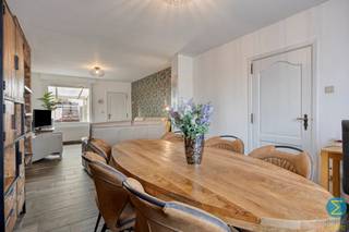 IN OPTIE! Deze verzorgde woning met drie slaapkamers en ruime garage bevindt zich aan de rand van het centrum en werd op energetisch vlak aanzienlijk verbeterd d.m.v. dak- en muurisolatie, beglazing, zonnepanelen en een thuisbatterij.<br /><br />Vanuit de inkomtraphal komt men in de gezellige woonkamer met achterliggende ruime ingerichte keuken met toegang tot de kelder, de aansluitende berging en badkamer met ligbad/douche, wastafelmeubel en toilet.<br />Boven treffen we de overloop met drie slaapkamers en is er via een luik toegang tot de geïsoleerde zolderruimte.<br /><br />De keuken beschikt tevens over een zijingang, dewelke leidt naar de tuin en het zongerichte terras met vrij zicht achteraan, alsook verder toegang verschaft naar de naastgelegen carport en de achterliggende grote garage, die via een naastgelegen servitude toegankelijk is aan de achterzijde. Deze toegangsweg geeft eveneens verder uitzicht over de achterliggende velden en bosrijke omgeving.<br /><br />Specificaties:<br />- EPC: 232 kWh/(m² jaar) / C-label<br />- Geïsoleerde muren en vernieuwd dak<br />- 11 zonnepanelen en thuisbatterij<br />- Airco units boven<br />- Schrijnwerk: PVC (2019)<br />- Asbestveilig