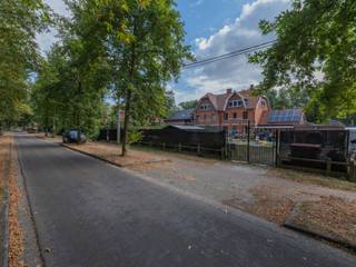 <strong>HALFVRIJSTAANDE WONING OP EEN PERCEEL VAN 5A70CA TE GENK.<br /><br />BEZOEKMOMENT <br /></strong>21/09/2026 tussen 17u00 & 19u00: graag vooraf inschrijven via info@n78vastgoed.be of 089/86.18.88. <br /><br /><strong>TROEVEN</strong><br />- Karaktervolle woning met bijzonder veel potentieel, gelegen in de historische omgeving van Waterschei en geschikt voor wie op zoek is naar een renovatieproject met mogelijkheden.<br />- Interessant renovatiepand voor handige kopers, verbouwers of investeerders die de woning volledig naar eigen smaak en behoeften willen moderniseren.<br />- Ruim woonvolume verdeeld over meerdere niveaus, met een woonkamer, keuken, badkamer, meerdere slaapkamers en bijkomende zolderruimtes. De aanwezige ruimtes bieden bovendien mogelijkheden om de indeling naar eigen wensen te optimaliseren.<br />- Aangebouwd gedeelte met extra leefruimte, bestaande uit een woonkamer, slaapgedeelte, badkamer, toilet en bergkast met boiler. Een interessante meerwaarde voor wie nood heeft aan extra woon-, hobby- of werkruimte.<br />- Veel extra bergruimte, dankzij de kelder, verschillende zolderruimtes en het ruime tuinhuis van maar liefst 20 m².<br />- Aangename buitenmogelijkheden met een overdekt terras en buitenruimte, waardoor ook het potentieel van de tuin optimaal kan worden benut.<br /><br /><strong>KELDERVERDIEPING</strong><br />Kelderruimte (2,96m x 4,23m = 12,52 m²).<br /><br /><strong>GELIJKVLOERS</strong><br />- Woonkamer (3,28m x 4,29m) + (3,01m x 4,29m) +(1,15m x 1,49m) = 28,70 m²): laminaat, pelletkachel, houtkachel, digitale meter, zekeringenkast.<br />- Keuken (3,48m x 2,49m = 8,67 m²): tegelvloer, pompten, gasvuur.<br />- Badkamer (2,84m x 2,39m = 6,79 m²): toilet, enkele lavabo verwarming elektrisch, bad.<br /><br /><strong>VERDIEPING +01</strong><br />- Overloop / trap (0,87m x 1,08m)+ (0,87m x 3,29m)= 3,80 m².<br />- Zolderruimte (6,66m x 2,28m = 15,18 m² ): toegankelijk via deur.<br />- Slaapkamer 1 (4,29m x 3,28m = 14,07 m²): laminaat.<br />- Slaapkamer 2 (3,18m x 4,29m = 13,64 m²): laminaat.<br /><br /><strong>VERDIEPING +02 (vaste trap)<br /></strong>- Overloop ( 4,39m x 1,90m m = 8,34 m² ): houten vloer.<br />- Zolderruimte / slaapkamer (3,09x 4,34m = 13,41 m²): houten vloer, muur bekleed met hout.<br />- Zolderruimte ( 2,34m x 4,11m = 9,62 m²): houten vloer.<br /><br /><strong>EXTERIEUR</strong><br />- Overdekt terras (6,76m x 2,74m = 18,52 m²): tegelvloer.<br />- Tuinhuis (5,00m x 4,00m = 20,00m²).<br /><br /><strong>AANBOUW</strong><br />- Woonkamer (5,00m x 4,40m = 22,00 m²): vloertegel.<br />- Slaapgedeelte (1,79m x 1,90m = 3,40 m²): vloertegel.<br />- Bergkast (1,17m x 1,26m= 1,47 m²): boiler.<br />- Badkamer (1,70m x 1,62m = 2,75 m²): douche, enkele lavabo vloertegel.<br />- Toilet (1,44m x 1,40m = 2,02 m²): vloertegel.<br /><br /><strong>EXTRA INFORMATIE</strong><br />Dit pand kan onderhevig zijn aan de renovatieverplichting die door de Vlaamse overheid wordt opgelegd voor residentiële gebouwen. Alle informatie kunt u terugvinden via https://www.vlaanderen.be/een-woning-kopen/renovatieverplichting-voor-residentiele-gebouwen-vanaf-2023. Erfgoedeigendom met een beschermd statuut, waar karakter, geschiedenis en charme samenkomen. Naast de unieke architecturale en historische waarde kan het beschermingsstatuut een uitzondering op de Vlaamse renovatieverplichting met zich meebrengen, wat een belangrijk voordeel kan betekenen voor de koper.<br /><br />Bekijkt u deze advertentie via een aanverwante vastgoedsite, surf dan zeker naar onze website www.N78vastgoed.be voor een uitgebreide beschrijving en foto's. Meer info: +32 (0)89 86 18 88 of info@N78vastgoed.be.