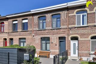 <p><span>Deze instapklare rijwoning bevindt zich in een rustig straatje van de wijk Groenenhoek.  Openbaar vervoer, scholen, zwembad, winkels en diverse pleintjes en parken zijn vlakbij.</span></p><p><span> </span></p><p><span>De woning werd rond 2020 volledig gestript tot op de blote baksteen en herpleisterd, voorzien van 3-dubbel glas PVC ramen, alle leidingen werden vervangen, elektriciteit volledig vernieuwd en conform gemaakt.<br />Ook het dak werd grondig aangepakt en voorzien van isolatie (18 cm glaswol + 14 cm PIR). De gevels werden aan de binnenzijde voorzien van isolatie.  Voor een optimaal comfort zorgde de eigenaar voor een luxe keuken met granieten werkbladen.  In de doorgang naar het terras, is er nog een handige wasplaats en toilet.  De mooie originele houten trap werd gezandstraald.  Op de bovenverdieping bevinden zich de badkamer met inloopdouche, toilet en dubbele wastafel, met ervoor nog een handige berging/strijkkamer/dressing.  Verder 2 kinderkamers en de master bedroom.  De woning is deels onderkelderd.</span></p><p><span> </span></p><p><span>Troeven:</span></p><p><span>- AREI conform + ASBESTVEILIG!</span></p><p><span>- Grondige en kwalitatieve totaalrenovatie (vernieuwbouwing!)</span></p><p><span>- airco's</span></p><p><span>- voortuin met fietsenberging voor 4 fietsen</span></p><p><span>- inbouwspots - videofoon met bediening via GSM</span></p><p><span>- 2 stekker zonnepanelen</span></p><p><span>- enz ...</span></p><p><span> </span></p><p><span>Wordt dit zorgeloos pareltje binnenkort uw nieuwe woonst?</span></p><p><span> </span></p><p><span>EPC: 113  kWh/m²j</span></p><p><span>Oppervlakte volgens meting EPC</span></p><p><span>Beschikbaar o.t.k</span></p><p><span> </span></p><p><span>Voor meer info of een bezoek ter plaatse bel 03/449.42.41 of surf naar <span>www.habicom.be</span></span></p><p><span>Benieuwd naar de waarde van jouw woning?  Check het gratis op <span>www.watismijnhuiswaard.be</span></span></p><p><span> </span></p>