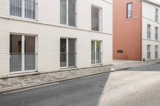 Op zoek naar een energiezuinig en modern appartement in centrum Aalst? Dan is dit gelijkvloerse appartement in de recente residentie Carlton precies wat je zoekt! Gelegen op een toplocatie, vlak bij winkels, openbaar vervoer en op wandelafstand van de Grote Markt, combineert dit appartement comfort met een uitstekende bereikbaarheid.<br /><br />De indeling is praktisch en doordacht: je komt binnen via een inkomhal met apart gastentoilet, waarna je meteen doorloopt naar de gezellige leefruimte met open keuken. De keuken is volledig geïnstalleerd en voorzien van alle moderne toestellen.<br /><br />De ruime slaapkamer sluit aan op een stijlvolle badkamer met inloopdouche en enkele wastafel. Aan de rustige achterzijde van het gebouw vind je een aangenaam terras.<br /><br />Extra troeven? Een handige bergruimte in het appartement, een private ondergrondse kelder én een autostaanplaats – inbegrepen in de prijs!. <br />Dit appartement is momenteel verhuurd aan 825,59 EUR/ maand + 50 EUR lasten. <br />Verkoop onder BTW-stelsel 21% - akte dient verleden te worden voor 01/12/2025.