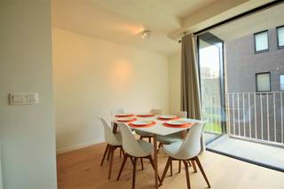 <p><span>Quares - Group TREVI presenteert :<br />Gemeubeld nieuwbouwappartement met parking op rustige locatie</span></p>
<p><span>Indeling:</span></p>
<p>Ontdek dit prachtige, nieuw en volledig gemeubeld appartement gelegen in het moderne gebouw Longitude III op Regatta (Linkeroever). De lichte en gezellige leefruimte biedt een heerlijke sfeer en geeft toegang tot een zonnig zuidwestgericht terras, perfect om te genieten van de warme avondzon.<br /><br />De open keuken is volledig uitgerust met alle comfort en leidt naar een ruime berging met wasmachine en droogkast, ideaal voor extra opbergruimte en gemak. Het appartement beschikt over twee comfortabele slaapkamers (12,5 m² en 10 m²), een aparte bureauruimte (7 m²) voor thuiswerken, en een stijlvolle badkamer met dubbele lavabo, ligbad, douche en toilet. Daarnaast is er nog een apart toilet voor extra comfort.<br /><br />Een ondergrondse parkeerplaats nr 171 is inbegrepen in de huurprijs, waardoor je altijd verzekerd bent van een veilige en handige parkeerplek. De gemeenschappelijke kosten bedragen 110 euro per maand en omvatten onder andere het onderhoud en de elektriciteit van de gemeenschappelijke delen, evenals het privéverbruik van verwarming.</p>
<p><span> </span></p>
<p><span>Omgeving:</span></p>
<p><span>Het appartement is gelegen in Res. Longitude III dat onderdeel is van de nieuwe wijk Regatta op Linkeroever. Een pareltje in de stad! </span><span>Met de wagen ben je direct op de autostrade, en ook het openbaar vervoer brengt je in enkele minuten naar het centrum van de Stad!<br /><br /></span></p>
<p><span>Extra's:</span></p>
<ul>
<li><span>Zeer energiezuinig appartement </span></li>
<li><span>Mogelijk om het appartement all-in te huren voor extra gemak!</span></li>
<li><span>Huurovereenkomst van 1 jaar mogelijk</span></li>
<li><span>Beschikbaar vanaf 1/9/2026</span></li>
</ul>