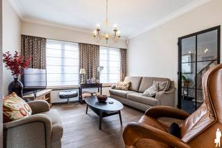 <strong><span>Instapklare, ruime woning met 3 slaapkamers en een diepe tuin.<br /></span></strong><strong><span>De woning onderging in de loop der jaren diverse renovaties waarbij aandacht werd besteed aan hedendaags wooncomfort, kwaliteit en energiezuinigheid mede door de plaatsing van zonnepanelen.<br /></span></strong><strong><span>De Generaal van der Meerschstraat heeft een praktische ligging: rustig wonen met alle voorzieningen binnen handbereik. <br />Parkeren is voorhet huis mogelijk is met een bewonerskaart, optioneel is er een garage aan de overkant te huur.<br />Winkels, scholen en openbaar vervoer liggen op wandel- en fietsafstand.<br /><br /></span></strong><span><span>Gelijkvloerse verdieping</span>: <br /></span><span>Via de inkomhal met trapopgang bereikt u de ruime woonkamer voorzien van een parketvloer en gashaard. Er is ook een fijne bureau/speelhoek.<br />De ruime keuken heeft plaats voor een tafel en is voorzien van veel kasttruimte en diverse inbouwapparatuur.<br />Achter de keuken is er een gastentoilet en een praktische bijkeuken/wasplaats.<br /></span><span><br /><span>Eerste verdieping</span>: <br /></span><span>Op de eerste verdieping bevinden zich drie ruime slaapkamers. Daarnaast is er een badkamer ingericht met toilet, wastafelmeubel en een comfortabele inloopdouche.<br /><span><br />Zolderverdieping:</span> <br /></span><span>De ruime geisoleerde zolder is te bereiken via een vlizo trap.<br /><br /><span>Buitengebeuren:</span> <br /></span><span>Achteraan de woning bevindt zich een gezellige diepe zonnige tuin met een tuinberging.<br />Het terras is voorzien van een zonneluifel en er is onderhoudsvrij kunstgras.<br />Parkeren kan aan de straat met een bewonerskaart. <br /><br /><span>Bijzonderheden:</span> <br />- Instapklare, energiezuinige woning met zonnepanelen.<br />- De woning is in de loop der jaren gemoderniseerd.<br />- Optioneel is er garage te huur aan de overkant van de straat.<br /><br />Stedenbouwkundige inlichtingen in aanvraag<br /><br /></span>