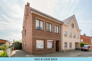 VERKOOP MET LEVENSLANG HUURCONTRACT --> INVESTERING! ZELF NIET ONMIDDELLIJK TE BEWONEN. MEER INFO: https://www.immo2life.be/nl/te-koop?view=detail&amp;id=1066 De vraagprijs bedraagt 225.000 EURO, onder voorwaarde dat de huidige verkopers (= broer en zus) (M 67 jaar en V 74 jaar) én hun zus (V 61 jaar) de woning levenslang kunnen huren aan een maandelijkse huurprijs van 900 EURO (met jaarlijkse indexatie). De verkopers en hun zus worden uw goede huisvader huurders, u moet dus zelf geen huurder zoeken. Het betreft een levenslang notarieel huurcontract dat enkel kan worden opgezegd door de huurders. Een ideale investering in vastgoed zonder zorgen met een brutorendement van 4,8%.Het betreft een ruime halfopen bebouwde woning met 5 slaapkamers, veranda, garage en zuidgericht terras gelegen op een perceel van 206m² te Beverlo, deelgemeente van Beringen. De woning is vlot bereikbaar (mobiscore 8,6/10) via de nodige verbindingswegen (N72, N73 en E313) en begeeft zich op amper 1,5km van het centrum van Beverlo en op 3,2km van het centrum van Beringen.[De mobiscore geeft de milieu-impact aan voor verplaatsingen vanaf een woning. Ze toont hoe goed voorzieningen, zoals scholen, winkels, openbaar vervoer,… met de fiets of te voet bereikbaar zijn.]De woning werd opgericht in 1957 en wordt zeer goed onderhouden door de huidige bewoners. In 2020 werd het dak volledig gerenoveerd (o.a. plaatsing onderdak, pannen, nok, ondernok, enz.) en werd de zoldervloerplaat geïsoleerd met 220mm isolatie 'Knauf Multifit 35'. (Factuur beschikbaar bij verdere interesse.) De woning beschikt over een kelder met waterverzachter en bovengrondse stookolietank (2.000l). De woning is op heden voorzien van houten raamwerk met gedeeltelijk enkele en gedeeltelijk dubbele beglazing. Bij verdere interesse is er een offerte beschikbaar om de enkele beglazing te vervangen door dubbele beglazing.De indeling is als volgt: inkomhal, toegang naar droge kelder, lichtrijke woonkamer, eetkamer, ingerichte keuken (met toestellen) met eetplaats en salon, hal, apart toilet, veranda met bijkeuken (en voorziening voor wasmachine en droogkast) en toegang naar zuidgericht terras/koer. Op de 1ste verdieping bevindt zich de nachthal, 5 slaapkamers, een ingerichte badkamer (voorzien van enkele wastafel, toilet en ligbad) en een berging. Er is een vaste trap aanwezig in de nachthal op de 1ste verdieping die toegang verleent tot de nog in te richten zolderruimte met geïsoleerde zoldervloer. Buiten bevindt zich de oprijlaan, de garage en het aangenaam onderhoudsvriendelijk zonneterras/koer.