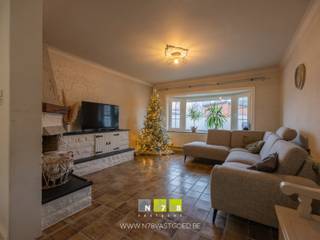 <span><strong>INSTAPKLARE & RUIME WONING GELEGEN OP EEN PERCEEL VAN 12A27CA TE DILSEN-STOKKEM (ELEN). <br /></strong><br /><strong>TROEVEN</strong>:<br />- Volledig instapklare woning. <br />- EPC-label D: geen renovatieverplichting! <br />- Ruime achterbouw/werkhuis (38m²) met diverse mogelijkheden. <br />- Polyvalente ruimte momenteel ingericht schoonheidssalon.<br />- Interessante vernieuwingen.<br />- Automatische rolluiken op het gelijkvloers. <br />- Riante tuin. <br />- Perceel bereikbaar via achterzijde.<br /><br /><strong>GELIJKVLOERS 00:</strong><br />- Inkomhal ((1,00m x 4,25m) + (1,70m x 4,50m) = 11,90m²): Doorgang naar woonkamer en polyvalente ruimte, trap naar verdieping 1, tegelvloer.<br />- Leefruimte ((4,00m x 4,50m) + (4,70m x 4,20m) = 37,74m²): 2 erkers (veel lichtinval), sierschouw, tegelvloer.<br />- Keuken (3,00m x 4,00m = 12,00m²): geïnstalleerd met onder -en bovenkasten, spoelbak, keramische kookplaat, koelkast, dampkap, novilon.<br />- Hal (1,65m x 3,65m = 6,03m²): novilon.<br />- Berging (1,55m x 1,81m = 2,81m²): lavabo, novilon. <br />- Toilet (0,85m x 1,32m = 1,12m²): hangtoilet, novilon.<br />- Badkamer: (2,20m x 5,50m = 12,10m²): ingericht met dubbele lavabo met onderkast, kolomkasten, ligbad, inloopdouche met 2 douches, PVC laminaat. <br />- Waskamer: (3,40m x 3,00m = 10,20m²): aansluiting wasmachine en droogkast, CV-installatie op stookolie, PVC laminaat.<br />- Polyvalente ruimte 1: (5,60m x 3,00m = 16,80m²): momenteel ingericht als schoonheidssalon, airco, apart toilet, onderkast met ingewerkte koelkast, spoelbak en kraan, PVC laminaat. <br />- Veranda/polyvalente ruimte 2 (8,00m x 3,90m = 31,20m²): veel lichtinval, tegelvloer.<br /><br /><strong>VERDIEPING +01</strong>:<br />- Overloop ((3,00m x 1,70m) + (3,30m x 0,80m) = 7,74m²): novilon.<br />- Slaapkamer 1 (4,40m x 3,60m = 15,84m²): novilon.<br />- Slaapkamer 2 (4,50m x 4,10m = 18,45m²): novilon.<br />- Slaapkamer 3: (3,00m x 2,00m = 6,00m²): luik naar zolder, novilon. <br /><br /><strong>ZOLDERVERDIEPING +02: (42,30m²) </strong><br /><br /><strong>EXTERIEUR</strong>:<br />- Terras: 19.57m² 1.35x14.5m, beklinkerd.<br />- Tuinberging 26m² 4x6.5m, fietsenstalling.<br />- Bijgebouw: 38.25m² 4.8x8.5m, bereikbaar via achtergelegen weg.<br />- Omheinde tuin.<br /><br />Bekijkt u deze advertentie via een aanverwante vastgoedsite, surf dan zeker naar onze website <strong>www.N78vastgoed.be</strong> voor een uitgebreide beschrijving en foto's. <strong>Meer info: +32 (0)89 86 18 88 of info@N78vastgoed.be.</strong></span>