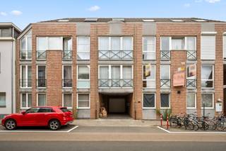 <p>Dit instapklare appartement is uitstekend gelegen en beschikt over een lichtrijke leefruimte met open keuken. Daarnaast omvat het appartement een ruime slaapkamer, een badkamer, een apart toilet en een afzonderlijke bergruimte. Het appartement bevindt zich op de tweede verdieping en is bereikbaar via de inkomhal of comfortabel met de aanwezige lift.<br /><br /></p>
<p>De leefruimte met open keuken geniet van een aangename natuurlijke lichtinval dankzij de vele raampartijen. Via een wenteltrap bereik je de bovenverdieping, waar de slaapkamer, badkamer en berging zich bevinden. Bovendien zijn een autostaanplaats en een ruime, individuele kelderberging inbegrepen.<br /><br /></p>
<p>De ligging is zonder twijfel een grote troef. Het appartement bevindt zich op wandelafstand van het Provinciaal Domein, het station, winkels en scholen. Ook voor ontspanning zijn er tal van horecazaken in de onmiddellijke omgeving.<br /><br /></p>
<p>Met een uitstekende mobiliteitsscore van 9,3 bevinden winkels, scholen en recreatiemogelijkheden zich vlakbij. Daarnaast woon je op een ideale locatie, dicht bij de E314 en op korte afstand van het centrum van Leuven.<br /><br /></p>
<p>Dit appartement is ideaal als eigen woonst of als investering.<br /><br /></p>
<p>Interesse? Aarzel niet en contacteer BVM Vastgoed op 016 23 21 45 of via info@bvm-vastgoed.be.</p>