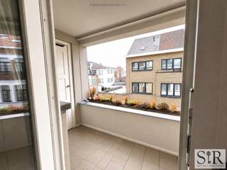 Gerenoveerd appartement op een boogscheut van het stadion van Mechelen <br />Dit ruime appartement is gelegen op de Colomastraat, dicht bij het station en de Mechelse binnenstad. Dankzij deze ligging in Mechelen Zuid is het perfect bereikbaar met de fiets, auto en openbaar vervoer. <br /><br />Op de tweede verdieping van een prachtig herenhuis vinden we dit volledig gerenoveerde appartement. We komen de woning binnen via een grote hal die alle ruimtes met elkaar verbindt. We hebben een lichtrijke woonkamer met voldoende ruimte, een zeer goed uitgeruste keuken die voorzien is van alle modern gemak en aansluitend een terrasje. Aan de overkant bevindt zich een bedrijfsgebouw waardoor je ’s avonds kan genieten van het terras zonder rechtstreekse inkijk. <br />Er is een badkamer met douche-cabine, toilet en badmeubel, twee grote slaapkamers en twee ingebouwde kasten waarvan eentje in de gang en eentje in een slaapkamer wat zorgt voor wel wat opbergruimte. <br /><br />Het is een zeer mooi appartement, uitgerust met deftige materialen en klaar om jouw nieuwe stekje te worden in het mooie Mechelen. <br />Provisie: € 150,- voor de verwarming en water <br />Onmiddellijk beschikbaar<br />Twijfel niet een vraag onmiddellijk je afspraak aan via een reactie op het zoekertje of per mail aan info@immosir.be