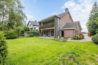 Ben je op zoek naar een ruime woning met karakter op een royaal perceel in een groene omgeving? Dan is deze open bebouwing met een perceel van 1886...