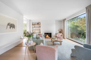 Wij hebben het genoegen u deze tijdloze en uitzonderlijk villa aan te bieden. Deze woonst werd in 2015 gebouwd met bijzonder hoogwaardige materialen. Bovendien is in de prijs eveneens een bouwgrond voorzien. Via de inkomhal betreden we de prachtige leefruimte en eetkamer, die samen het hart van de woning vormen. De grote raampartijen zorgen voor een naadloze overgang naar het schitterende zuidwestgericht gelegen terras met zonneluifel, Vanuit deze woonvertrekken, afgewerkt met een mooie parketvloer, geniet u van een fabuleus uitzicht op de tuin met verwarmd zwembad. De Bulthaup-leefkeuken is voorzien van state-of-the-art Miele-toestellen en beschikt over een aparte eetplaats en een aansluitende berging. Verder vinden we op het gelijkvloers nog een tv-ruimte, een gastentoilet, afzonderlijke dienstingang en toegang tot de kelder. Op de verdieping bevindt zich een masterbedroom met dressing en badkamer. Daarnaast zijn er nog een nachthal, drie volwaardige slaapkamers, een apart toilet, een polyvalente ruimte en een extra badkamer met inloopdouche. Hogerop bevindt zich nog de afgewerkte zolderverdieping die polyvalent kan worden ingevuld met burelen, extra stockage of een extra slaapkamer. Buiten beschikt de villa bovendien nog over een mooi tuinhuis. Extra troeven: inmaakkasten, vloerverwarming, airco, een alarmsysteem, een EV-laadpunt-voorziening, ... Deze discrete villa biedt voldoende parkeergelegenheid op het terrein. Een aanrader!