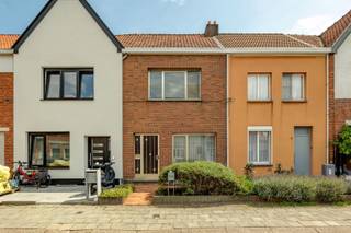 <p><span>Are you looking for a spacious home where you can still make your mark? This charming townhouse, situated on a lot of approximately 151 m² on the quiet Albert Meulemansstraat in Merksem, combines spacious living areas, three full-sized bedrooms, and a deep, fully fenced-in garden.</span></p><p><span>The highlights:</span></p><ul><li><span>Spacious open-concept living area:</span><span> An abundance of natural light from both the front and back, with room for both a cozy sitting area and a full-sized dining table.</span></li><li><span>Three full-sized bedrooms:</span><span> Each with hardwood floors and pleasant natural light.</span></li><li><span>Large attic spanning the full width:</span><span> Plenty of room to expand into a fourth bedroom, a hobby room, or an extra bathroom.</span></li><li><span>Deep, fenced-in garden with a spacious patio:</span><span> Peaceful outdoor living on your own property, with a convenient storage shed at the back.</span></li><li><span>Plenty of renovation potential:</span><span> You can put your own personal stamp on this home from top to bottom. EPC F-label (834 kWh/m² per year), which means the Flemish renovation requirement applies: within five years of the deed, you must achieve at least a D-label.</span></li></ul><p><span>Layout and finishes:</span></p><p><span>You step into an inviting entryway with a staircase that leads directly to the spacious living area. The warm wooden ceiling paneling and the natural stone accent wall give the space a character that’s rarely found these days. The large windows on both sides provide an abundance of natural daylight, allowing the sitting and dining areas to flow seamlessly into one another. At the back is the kitchen, with a direct view of and access to the garden. Next to it is a second, practical room that’s perfect for use as a pantry, office, or playroom.</span></p><p><span>On the first floor, there are three full-sized bedrooms with hardwood floors, along with a bathroom featuring a bathtub and double sink. Above that is an impressive, as-yet-unfinished attic spanning the full width of the house: the ideal spot to turn into a fourth bedroom, an office, or an extra bathroom. Outside, a spacious terrace opens onto a deep, fully fenced-in garden, with a storage shed at the back to complete the picture.</span></p><p><span>About the neighborhood:</span></p><p><span>The home is located on a quiet, child-friendly street in Merksem, a pleasant residential neighborhood where shops, schools, and recreational facilities are within walking distance. Public transportation takes you easily to the center of Antwerp, and the main highways and the Ring are just a short drive away. Parking is easy on the street or right in front of the house.</span></p><p><span>Interested in a tour? Contact us today at 03/646.66.55 or <span>lynn@sinjoor.be</span></span><span>!</span></p>
