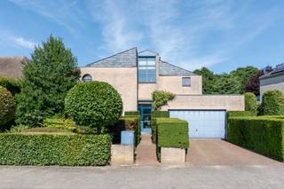 Indeling:Gelegen in de gegeerde en groene wijk Elsdonk in Wilrijk, vind je deze opvallende villa uit 1984, ontworpen door de gerenommeerde architect...