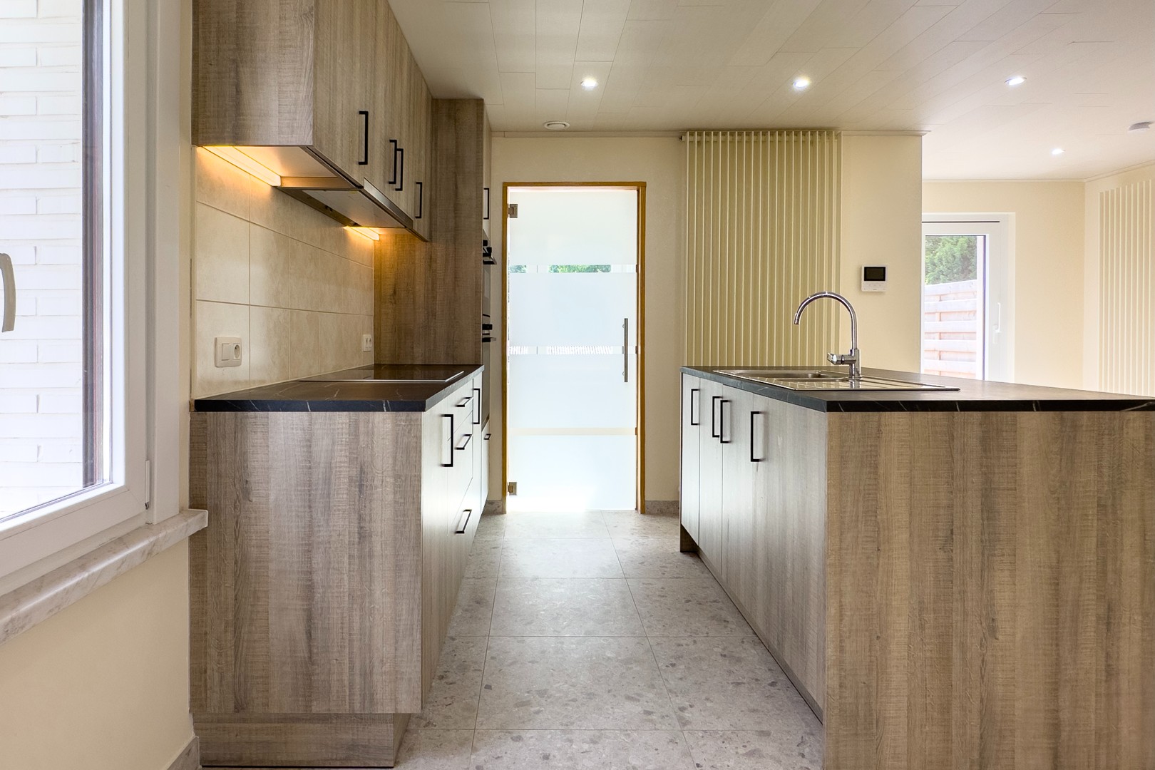 Gerenoveerd appartement met 2 slaapkamers, terras en garage op uitstekende ligging in Merelbeke - foto 5