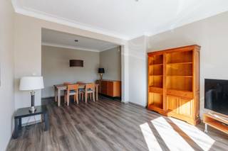 <p><strong>Bezoek mogelijk na aanmaken huurprofiel: </strong><strong>https://onid.mijnhuurprofiel.be/property/7d12c07b-9806-4ba6-8cfb-13a354651230</strong></p><p><br /></p><p>Dit aangename appartement is gelegen op de 1e verdieping van een verzorgd gebouw in de Heistraat, op wandelafstand van het centrum van Wilrijk. Dankzij de centrale ligging bevinden winkels, openbaar vervoer en andere voorzieningen zich in de onmiddellijke omgeving.</p><p><br /></p><p>Het appartement beschikt over een inkomhal, een apart toilet, een lichtrijke leefruimte en een ruime keuken met toegang tot een terras. Verder zijn er twee slaapkamers en een badkamer met ligbad.</p><p><br /></p><p>Daarnaast is er een <strong>privatieve kelderberging</strong> en kunnen bewoners gebruikmaken van een <strong>gemeenschappelijke fietsenstalling</strong>. Er is bovendien mogelijkheid tot het huren van een <strong>garagebox</strong>.</p>