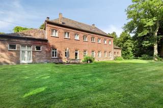 Op een werkelijk unieke locatie, midden in het prachtig historisch kasteeldomein in Hansbeke, bevindt zich deze charmante en uitzonderlijk...
