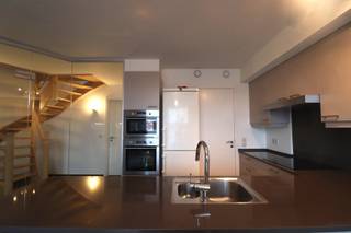 BEZOEKEN KUNNEN UITSLUITEND INGEPLAND WORDEN DOOR AANVRAAG VIA ONDERSTAANDE LINK: https://mijnhuurprofiel.be/property/d3e96978-344c-48bd-ba14-aa63a7aaa795<br /><br />Bent u op zoek naar een duplex appartement met 2-3 slaapkamers, terras en garage, in het centrum van Haasdonk? Lees en kijk dan snel even verder!<br /><br />Dit ruim appartement is ideaal gelegen, in het centrum van Haasdonk. Scholen, winkels en het openbaar vervoer zijn vlakbij. Dit appartement is recent gebouwd en heeft een gunstige EPC-waarde (label A). Dit appartement heeft achteraan het gebouw een gemeenschappelijke fietsenberging en een garagecomplex. Er is een garage met automatische poort voorzien bij de verhuring van dit appartement.<br /><br />Indeling: inkomhal met gastentoilet. Lichtrijke leefruimte met open keuken en aansluitend een gezellig terras. Berging met aansluiting voor het wasmachine en de droogkast. Ruime slaapkamer met aansluitend een badkamer die voorzien is van een ligbad en lavabomeubel. Op de bovenste verdieping is er nog een ruime slaapkamer die kan ingedeeld worden in twee kleinere slaapkamers. Tweede badkamer met inloopdouche, lavabomeubel én toilet. Tevens is er nog een technische berging voorzien op de bovenste verdieping (aansluitend aan de badkamer).<br /><br />Dit appartement is onmiddellijk beschikbaar. <br />De gemeenschappelijke kosten bedragen €60,00 per maand.